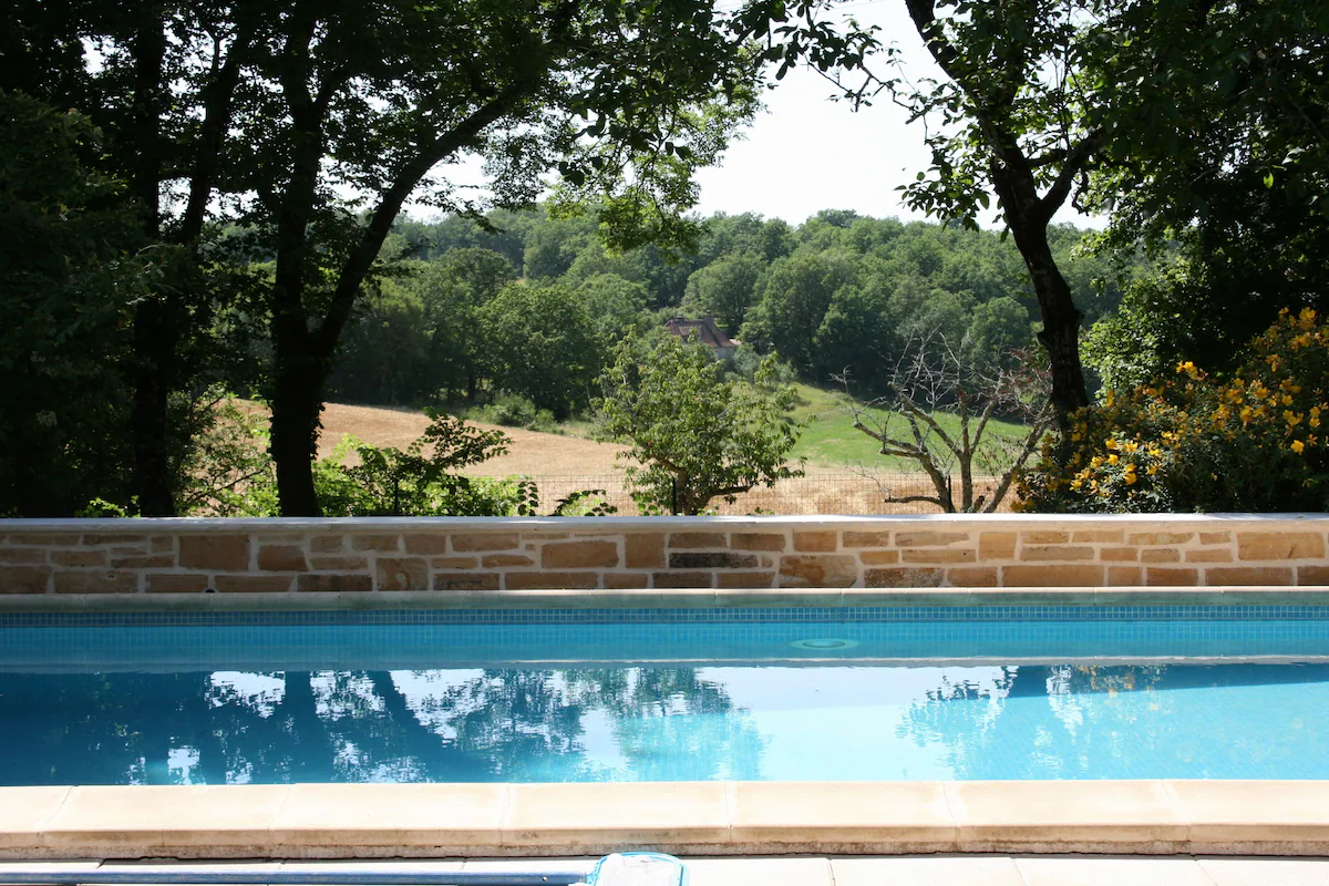 Piscine, vue sur la campagne